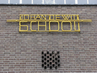 905023 Afbeelding van de smeedijzeren letters 'JOHAN DE WITTSCHOOL', op de voorgevel van het schoolgebouw ...